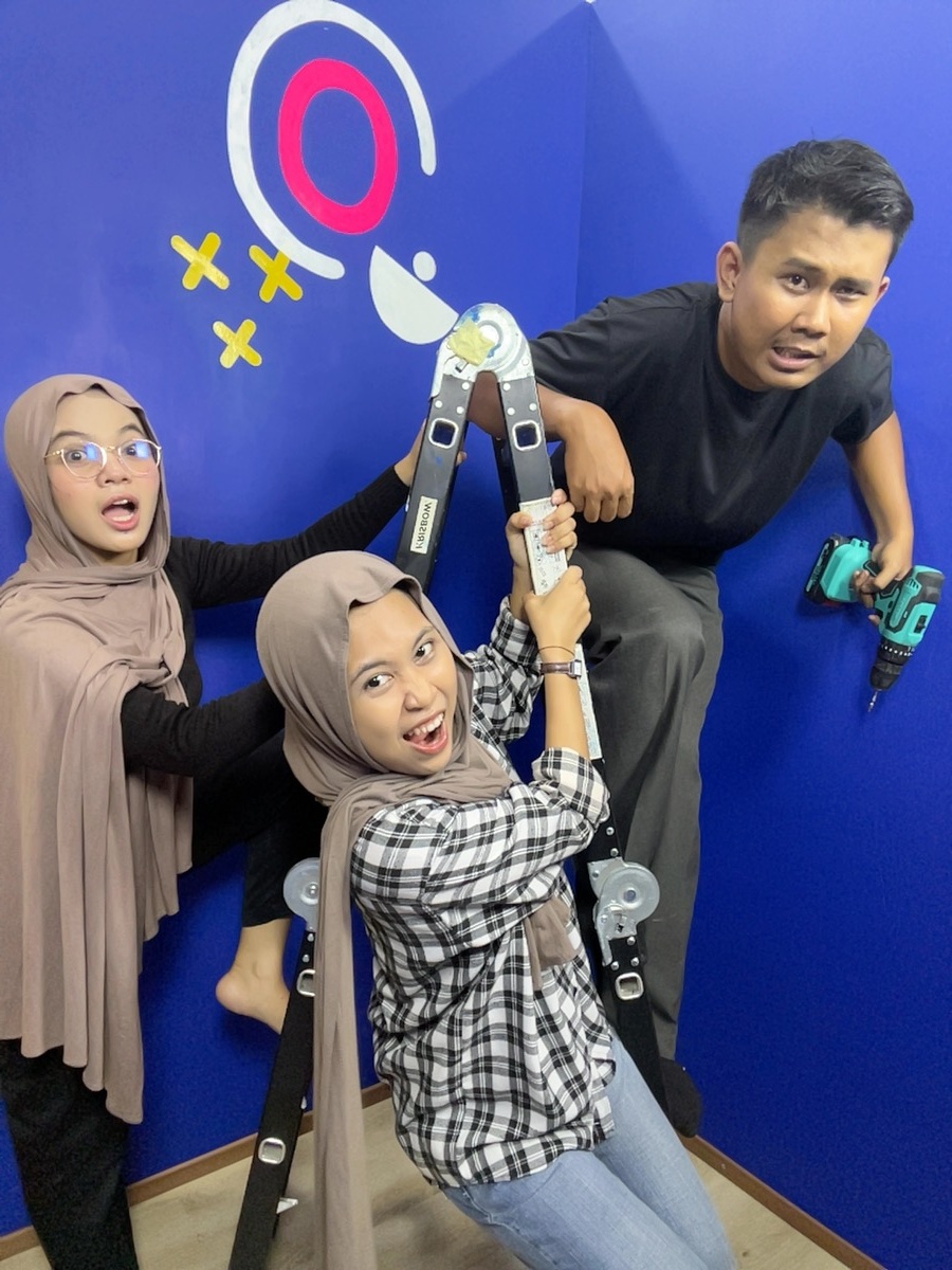 Abang dan Ayuk Kubik sedang berpose nih, mates! 📸🛠️😆